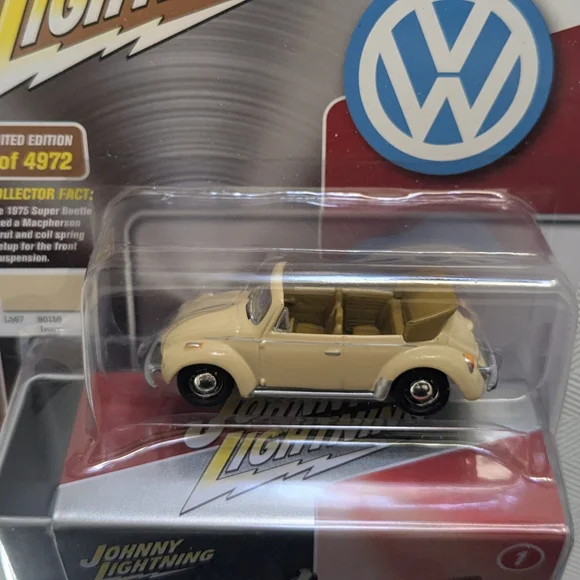 Johnny Lightning 1975 Volkswagen Super Beetle Convertible Ivory W/ Collector Tin - Picture 5 of 5